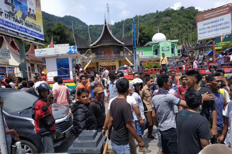Ratusan Massa di Maninjau, Kecamatan Tanjungraya, Kabupaten Agam menghakimi debt collector yang mengambil mobil Mitsubishi L300 milik warga Padang Koto Gadang, Nagari Silareh Aia, Kecamatan Palembayan, Agam, Sabtu (30/3). (Antara)
