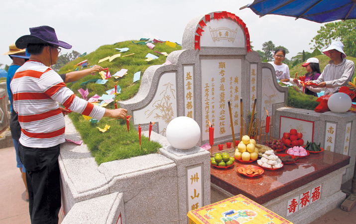 Warga keturunan Tionghoa laksanakan ritual cheng beng (foto:Baihaqi Zhai)