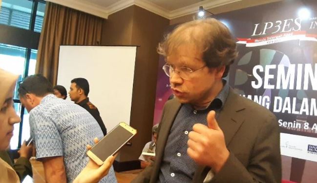 Peneliti lembaga studi Asia Tenggara dan Karibia Kerajaan Belanda (KITLV) Ward Berenschot memberikan keterangan kepada awak media di Pasar Minggu, Jakarta Selatan. (Antara)