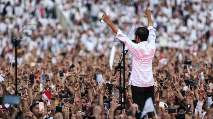 Capres petahana Jokowi memberikan orasi politik di depan pendukungnya di GBK, Sabtu (13/4/2019) (Tribun)