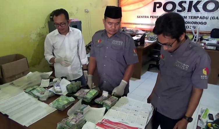 Bawaslu Ponorogo menunjukkan barang bukti uang yang disita dari Timses Caleg Partai NasDem, Selasa (16/4/2019). (iNews.id)