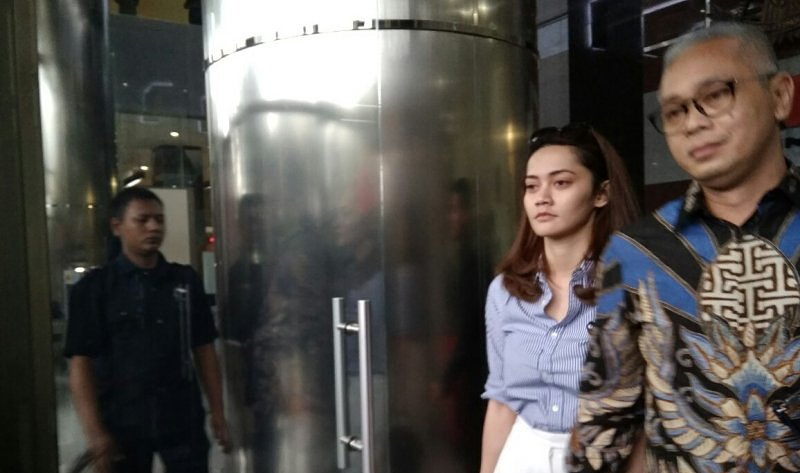 Siesa Darubinta (kiri), saksi kasus suap pelaksanaan kerja sama pengangkutan bidang pelayaran antara PT Pupuk Indonesia Logistik (PILOG) dengan PT Humpuss Transportasi Kimia (HTK) usai diperiksa di gedung KPK, Jakarta, Senin (15-4-2019). (Antara)