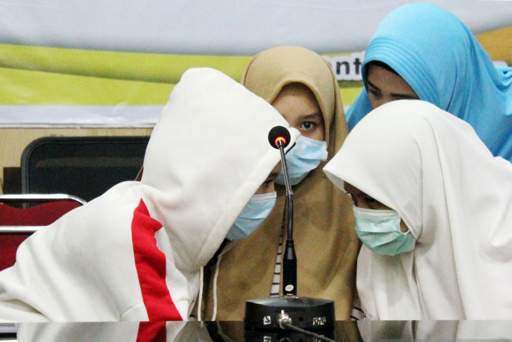 Empat dari 12 siswi SMU yang diduga menjadi pelaku dan saksi dalam kasus penganiayaan siswi SMP berinisial AU (14) berdiskusi di sela jumpa pers yang digelar di Mapolresta Pontianak, Kalimantan Barat, Rabu (10/4/2019). Sebanyak 12 siswi SMU menjalani pemeriksaan kepolisian terkait dugaan penganiayaan yang terjadi di dua tempat berbeda yaitu halaman parkir di Jalan Sulawesi dan Taman Akcaya di Kota Pontianak pada Jumat (29/3/2019). ANTARA FOTO