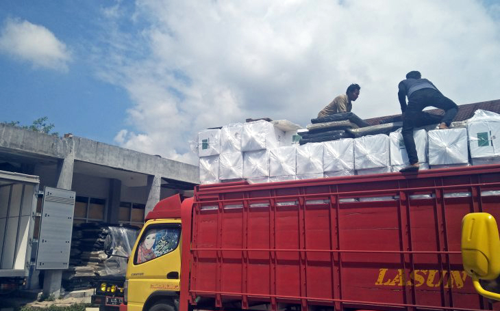 KPU Cianjur, Jawa Barat, mencatat sejumlah logistik pemilu rusak akibat hujan deras yang disitribusikan ke dua kecamatan (Antara)