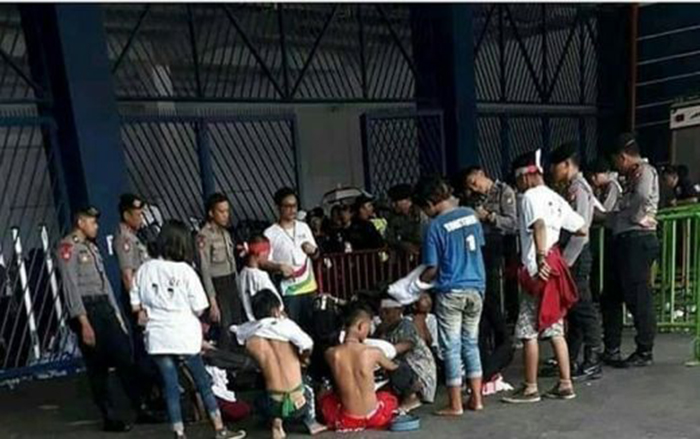Sejumlah anak-anak dikawal polisi saat menghadiri konser Putih Bersatu di GBK, Sabtu (13/4/2019). (Ist)