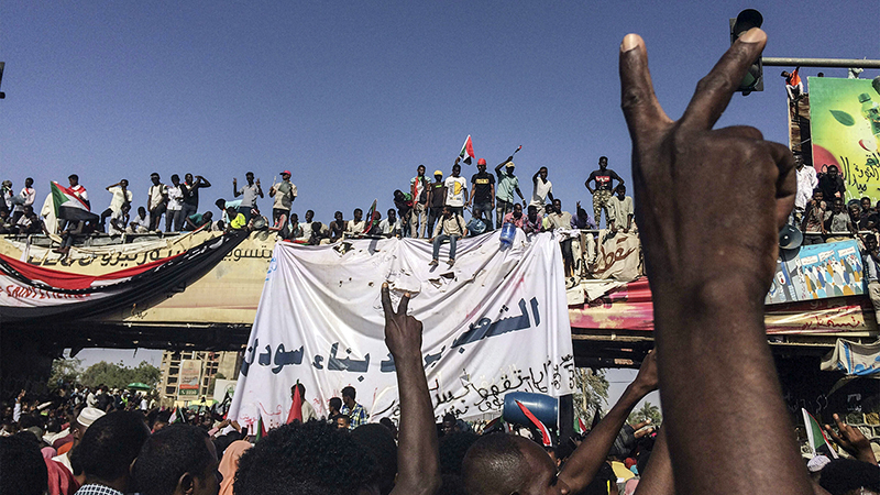 Rakyat Sudan berdemonstrasi meminta pemerintahan sipil (Foto: Gulf Business)