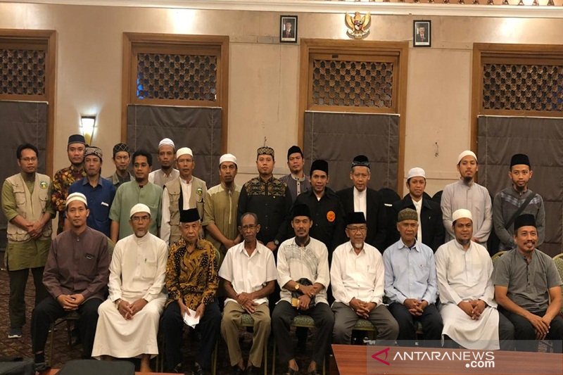 Puluhan ulama Solo Raya melakukan foto bersama usai petermuan membentuk Forum Anti Anarkisme, di Hotel Azizah-Solo, Kamis. (ANTARA/Bambang Marwoto)