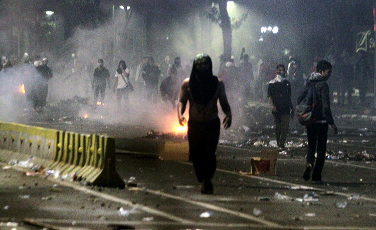 Aksi unjuk rasa yang berakhir bentrok antara massa demonstran dengan polisi di depan gedung Bawaslu, Robinsar Nainggolan