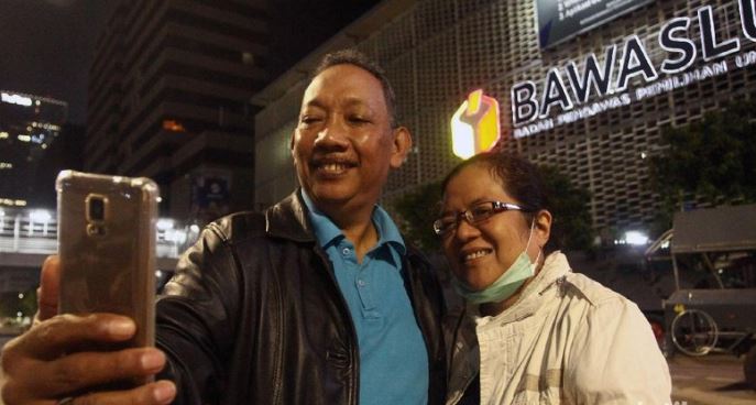 Warga berfoto di depan Bawaslu (Foto: Detik)