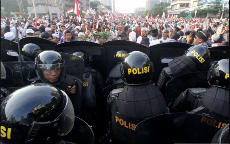Brimob mengamankan demonstrasi di Bawaslu RI (Foto: Antara)