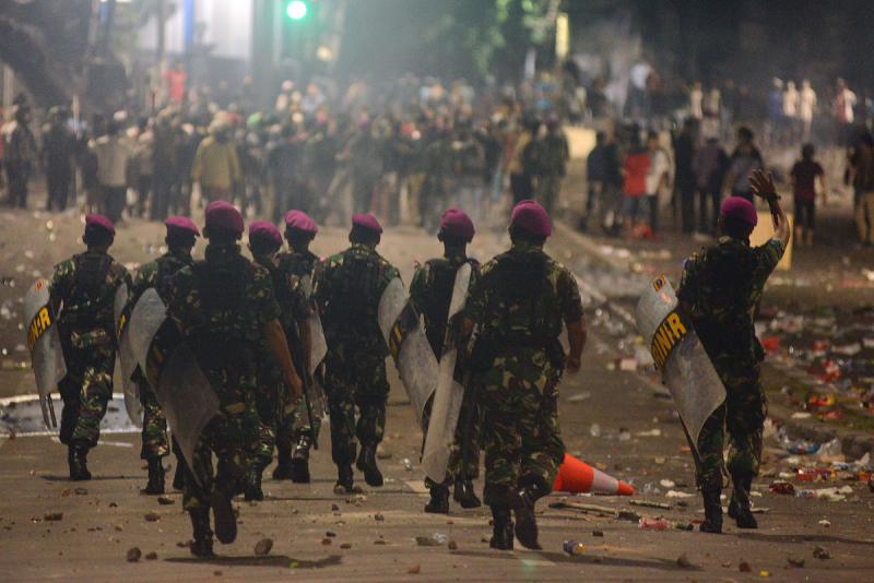TNI saat terjadi kerusuhan di depan gedung Bawaslu (Foto: Beritagar)