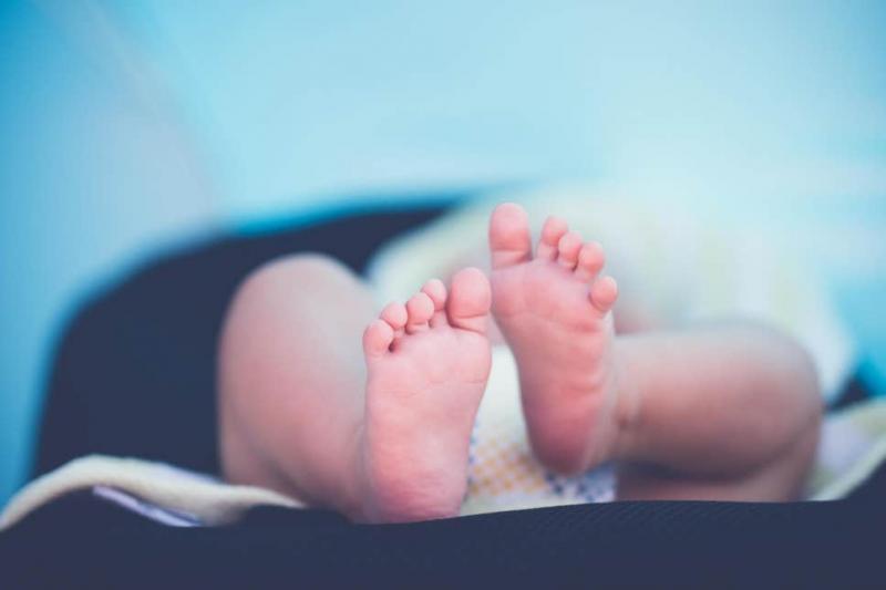 Ilustrasi bayi yang mengalami malnutrisi sehingga berat badannya hanya separuh anak seusianya (unsplash)