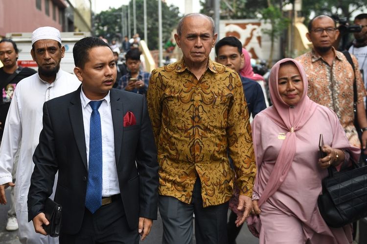 Kivlan Zen (kenakan batik) (Foto: KOmpas)
