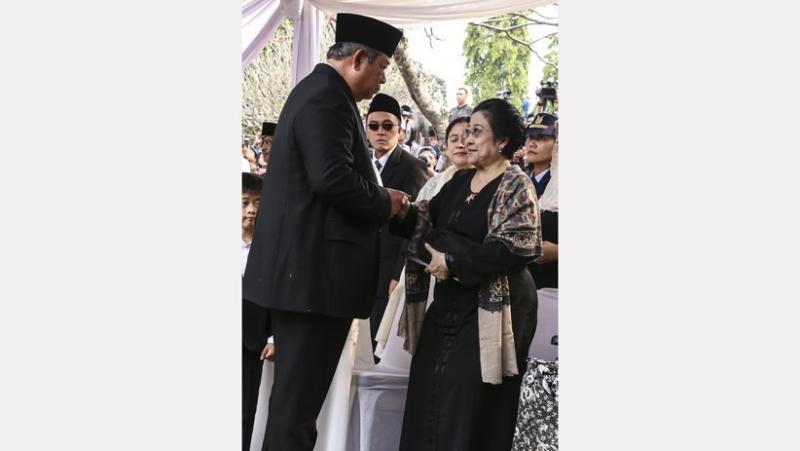 Ini Makna Kehadiran Megawati Saat Pemakaman Ani Yudhoyono