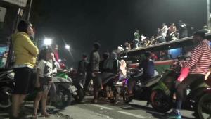 Naik Atap Bus dan Petasan Warnai Takbiran di Tanah Abang