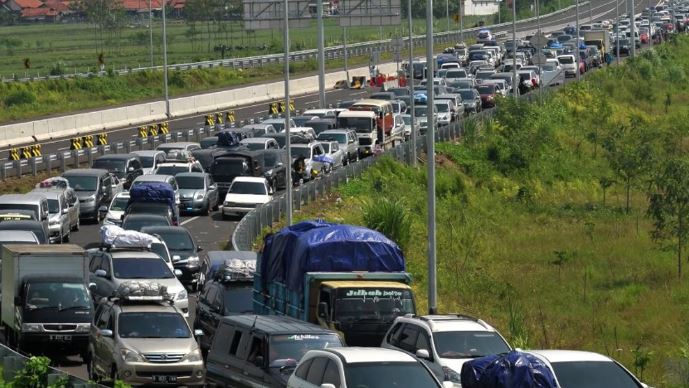 Jalan tol macet parah saat musim mudik