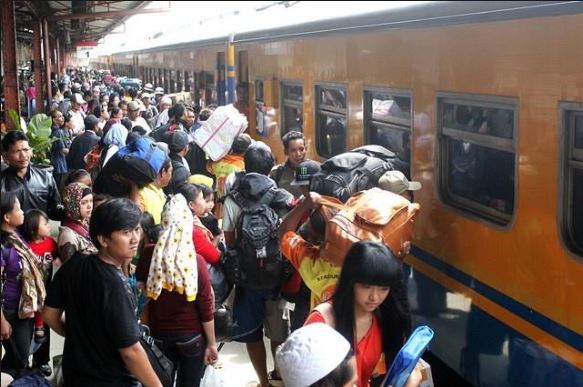 Pemudik naik KAI