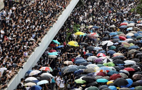 Jutaan rakyat Hong Kong berunjuk rasa menentang UU Ekstradisi dengan China (Foto: ODT)