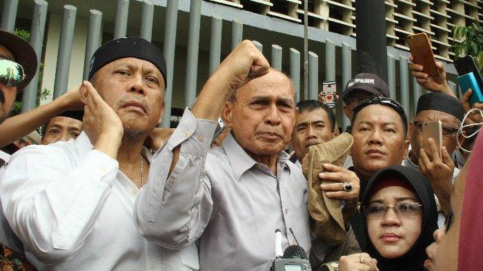 Mantan Kepala Komando Cadangan Strategis Angkatan Darat Mayor Jenderal Tentara Nasional Indonesia (purn) Kivlan Zen (Baca)