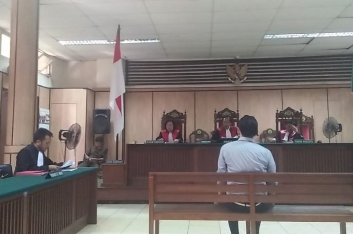 Terdakwa Ivan Valentino yang mencekik anggota KPPS (Foto: ANTARA)