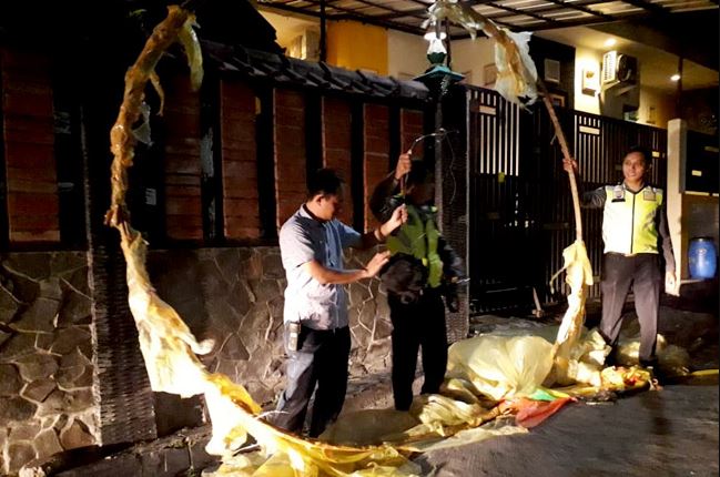 Balon udara tak dikenal jatuh menimpa rumah warga di Sleman (Foto: Gatra)