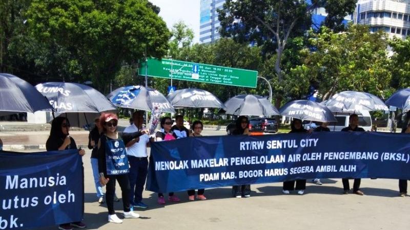 Warga Sentul City saat berdemonstrasi di depan Istana Negara (Foto: Januardi)