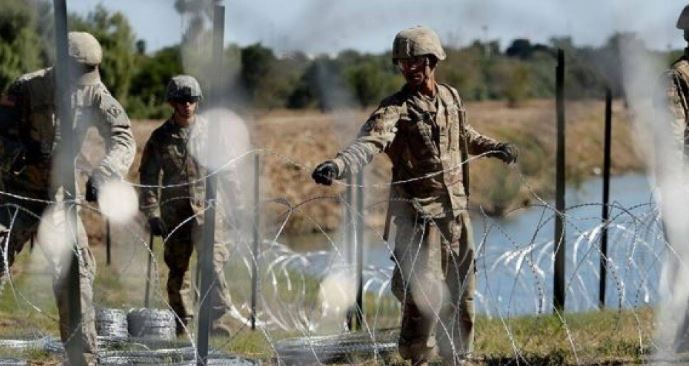 Tentara Meksiko berjaga di lokasi penemuan mayat (Foto: Fox News)