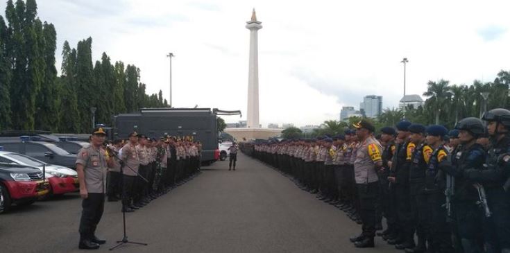 Aparat keamanan berjaga di Lapangan Monas (Foto: Merdeka)