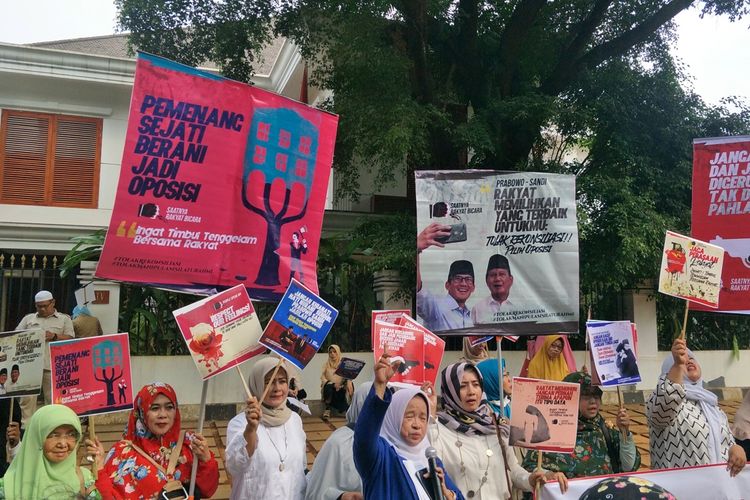 Emak-Emak dukung Prabowo tolak rekonsiliasi (Kompas)