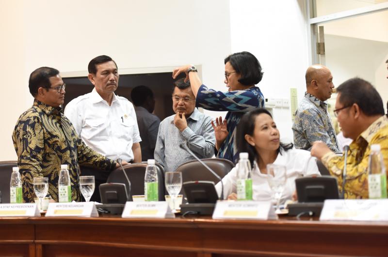 Para menteri dalam rapat terbatas beberapa waktu lalu (Setkab.go)