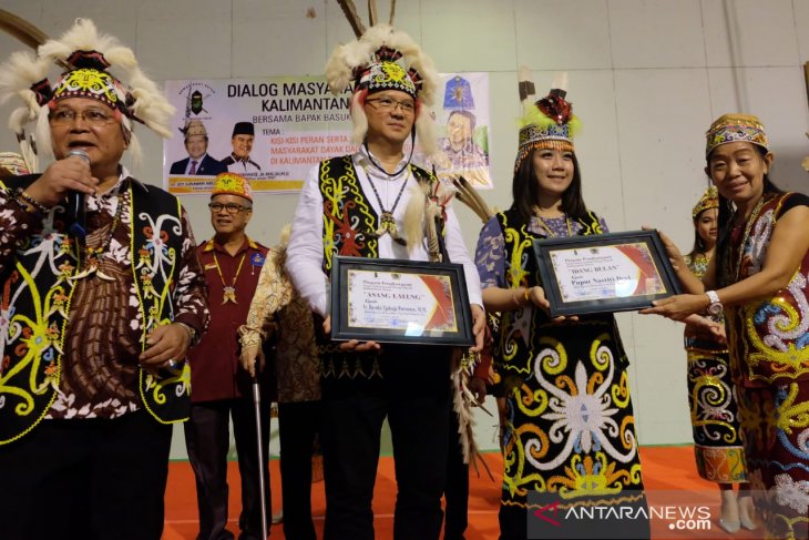 Ahok dan Puput mendapat gelar kehormatan (Antara)