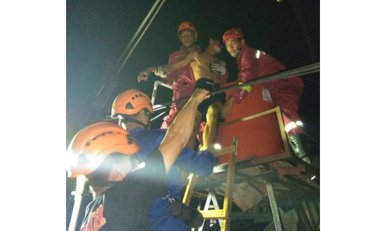 Penyelamatan seorang priadi Riau mau bunuh diri dari atas menara air setinggi 15 meter (Berita Riau)