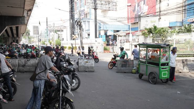Aksi membuang tinja secara sembarangan ternyata masih kerap terjadi di jembatan layang Roxy arah Grogol, Jakarta Pusat. (Foto: GenPI)