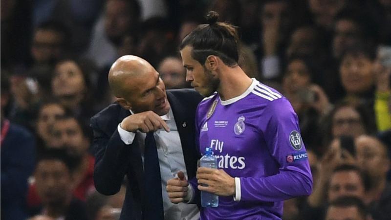 Pelatih Real Madrid, Zinedine Zidane saat memberikan instruksi kepada Gareth Bale (goal)