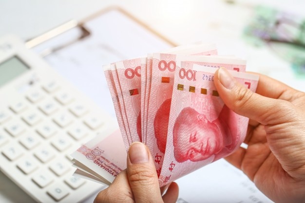 Ilustrasi: orang menghitung renminbi. (Foto: Freepik.com)