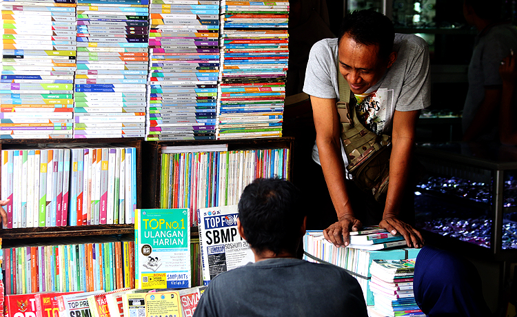 Buku pelajaran anak SD sampai dengan SMA, buku kamus bahasa asing, komik dan novel di jual disana. (Robinsar Nainggolan)