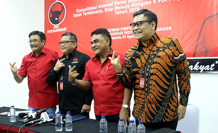 Sekjen PDIP Hasto Kristiyanto dudampimgi Ketua DPP PDIP Djarot Saiful Hidayat, Ketua DPP PDIP Bidang Hukum Andreas Pereira dan Wasekjen PDIP Ericko Sotarduga saat memberikan keterangan kepada wartawan mengenai Kongres V PDI di DPP PDI Perjuangan. Robinsar Nainggolan