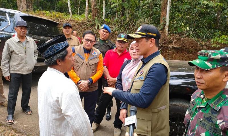 Kepala BNPB saat meninjau daerah terdampak Gempa Banten. (Foto: Twitter BNPB)