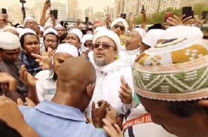 Rizieq Shihab saat di pemakaman Mbah Moen. (Foto: Sindonews/MCH)