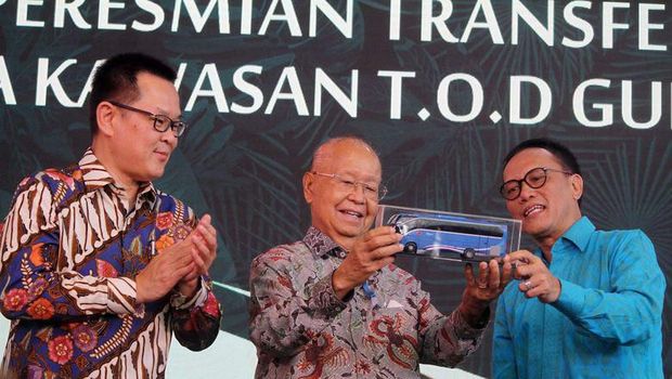 Cosmas Batubara (tengah). (Foto: Detik Finance)