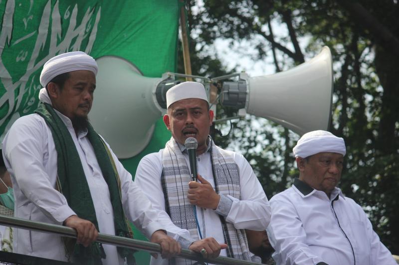 Ketum PA 212 Slamet Maarif (pegang mikrofon) (Panjimas.com)