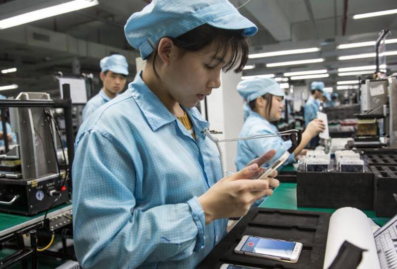 Pekerja pabrik elektronik (Forbes.com)