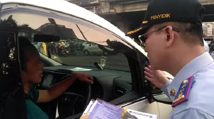 Sosialisasi ganjil genap di perempatan Jalan Fatmawati, Jakarta Selatan. (Foto: Liputan 6)