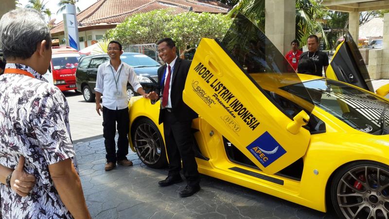 Insinyur Ricky Elson dan mantan Menteri BUMN Dahlan Iskan (Final Frontier Blog)