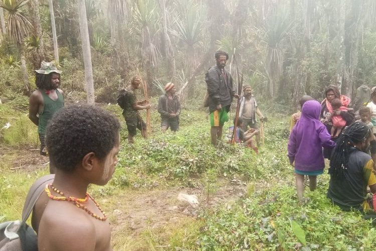 Warga Nduga dalam pelariannya mencari pengungsian. (Foto: BBC Indonesia)