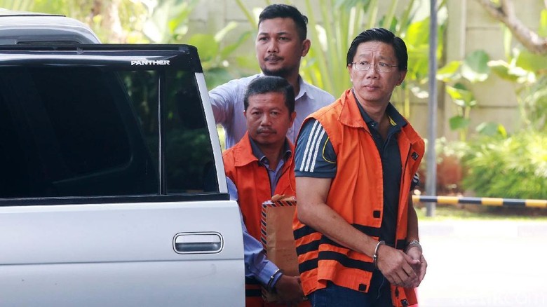 Direktur Utama PT Grand Kartech Kenneth Sutardja menggunakan rompi tahanan KPK. (Foto: Detik)