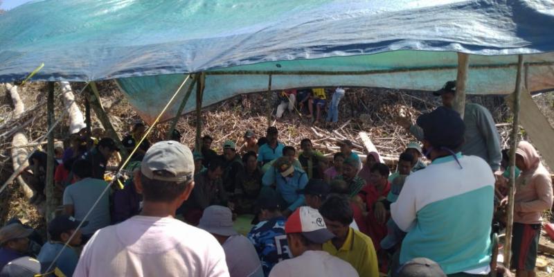 Posko perlawanan yang didirikan warga, menjaga lahan-lahannya dari upaya penyerobotan pihak perusahaan. (Foto: Jatam)