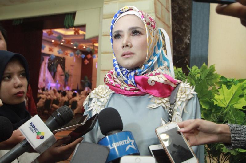 R. Wulansari atau Mulan Jameela (Ceknricek)