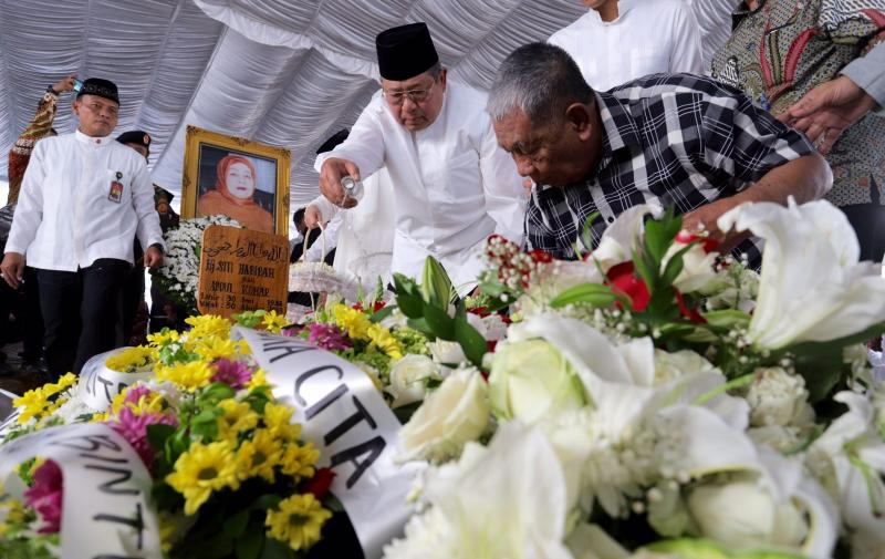 Presiden ke-6 RI, Susilo Bambang Yudhoyono di pemakaman ibundanya, Siti Habibah (Jawapos.com)