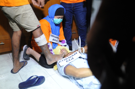 Rekonstruksi Aulia Kusuma bunuh suami dan anak tiri. (Merdeka.com)